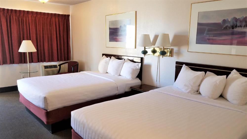 Queen Room with Two Queen Beds - Non-Smoking interior